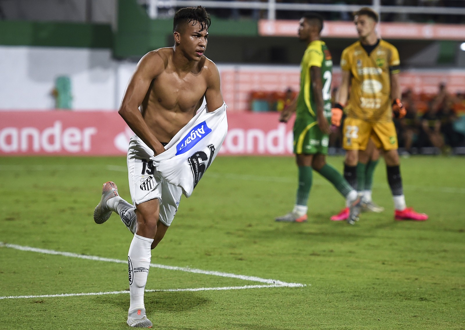 Kaio Jorge comemora o gol da vitória do Santos — Foto: Getty Images