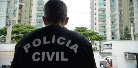 Polícia faz operação contra lavagem de dinheiro em escola de samba