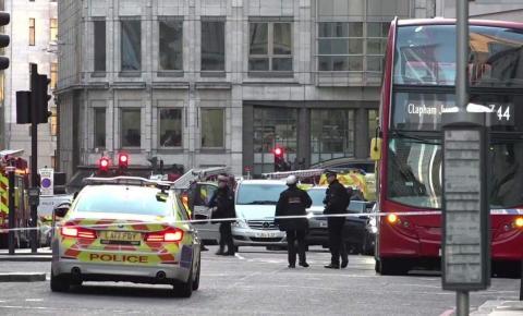 ​Homem suspeito de esfaquear pessoas perto da London Bridge é morto pela polícia