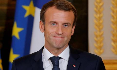 Macron vai ao teatro em Paris e enfrenta protesto de grevistas que pedem sua demissão