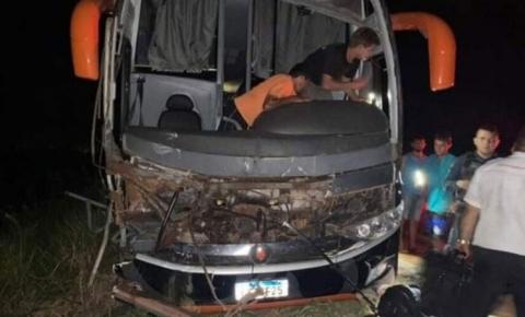 Ônibus de turismo colide com caminhão no Pará e deixa morto 