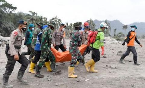 Vulcão na Indonésia retoma erupção e mortos chegam a 22