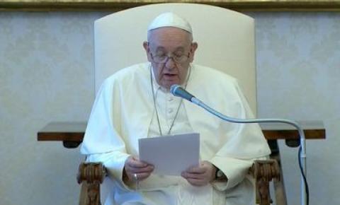 Gastem com educação, não com armas, diz papa em mensagem de paz anual 