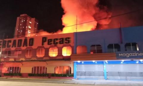 Grande incêndio destrói lojas em Belém Bombeiros já estão no local para conter as chamas e informam que não há feridos. 
